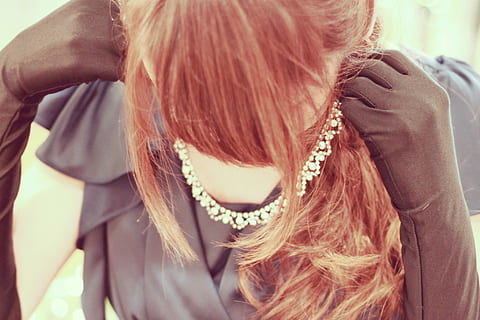cerrar, fotografía, mujer, vistiendo, fotografía de cerca, collar de diamantes, gente, una persona, hembras, etnia caucásica, adulto, estilos de vida, al aire libre, belleza, adulto joven, Moda, vista trasera, Solo mujeres, Sólo para adultos, solo una mujer, gente real, pelo, peinado, actividad de ocio, pelo largo, día, centrarse en primer plano, joyería, collar, disparo a la cabeza, Pelo castaño, pelo rubio, ropa casual, retrato, cabello humano, 1080P, CC0, dominio público, libre de derechos