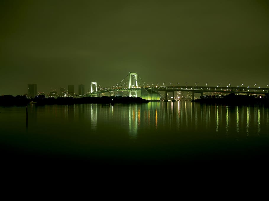 vista nocturna, pont, llum, nit, encendre, ciutat, mar, odaiba, tokyo, Japó, pont de l'arc de Sant Martí, arquitectura, aigua, estructura construïda, reflexió, pont - estructura feta per l'home, connexió, cap gent, cel, il·luminat, transport, naturalesa, riu, destinacions de viatge, exterior de l'edifici, davant del mar, a l'aire lliure, badia, 2K