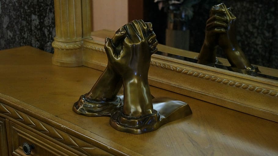 oració, estàtua, mà, a l'interior, Una peça d'escacs, escacs, escultura, cap gent, material de fusta, representació, art i artesania, taula, cultura i entreteniment artístic, primer pla, metall, joc, brillant, joc de taula, arquitectura, instrument musical, música, jocs d’oci, palau de justícia, 4K