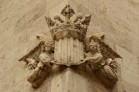 scudo, corona, Immagine, scultura, arte, angolo, architettura, costruzione, valencia, Spagna, nessuno, in casa, struttura costruita, temi animali, giorno, arte e artigianato, rappresentazione, rappresentazione umana, statua, mestiere, somiglianza maschile, creatività, Inquadratura dal basso, il passato, intaglio - prodotto artigianale, storia, esterno dell'edificio, caratteristica della parete, materiale lapideo, all'aperto, ornato, angelo, 4K
