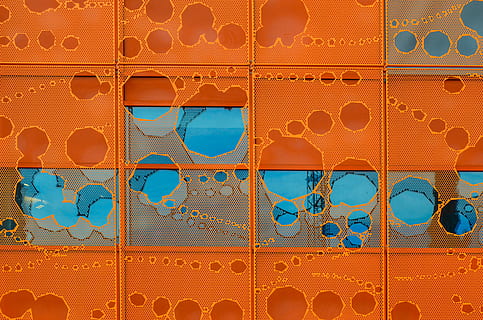 art abstracte, decoració abstracta de color taronja, arquitectura, disseny, taronja, façana, patró, cercle, forat, blau, exterior, edifici, confluència, lyon, cap gent, marc complet, fons, primer pla, tecnologia, connexió, multicolor, resum, a l'aire lliure, forma, temes d'animals, color taronja, animal, cultura i entreteniment artístic, aigua, art i artesania, viatjar, 4K, CC0, domini públic, lliure de regalies