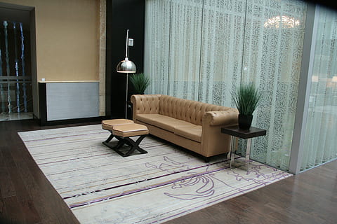brązowy, skórzana sofa chesterfield, z przodu, stolik kawowy, sofa, otwarty, architektura, oświetlenie, zwykły, zasłony, relaks, spotkanie, przyjemność, styl, tło, światło, meble, wewnątrz, wnętrze domu, pokój domowy, posadzka, prezentacja wnętrza domu, drewno - materiał, krzesło, siedzenie, drewniana podłoga, żadnych ludzi, drewno, Dom, sprzęt oświetleniowy, okno, stół, kurtyna, salon, brak, drzwi, lampa elektryczna, nowoczesny, luksus, 4K, CC0, domena publiczna, darmowe zdjęcia