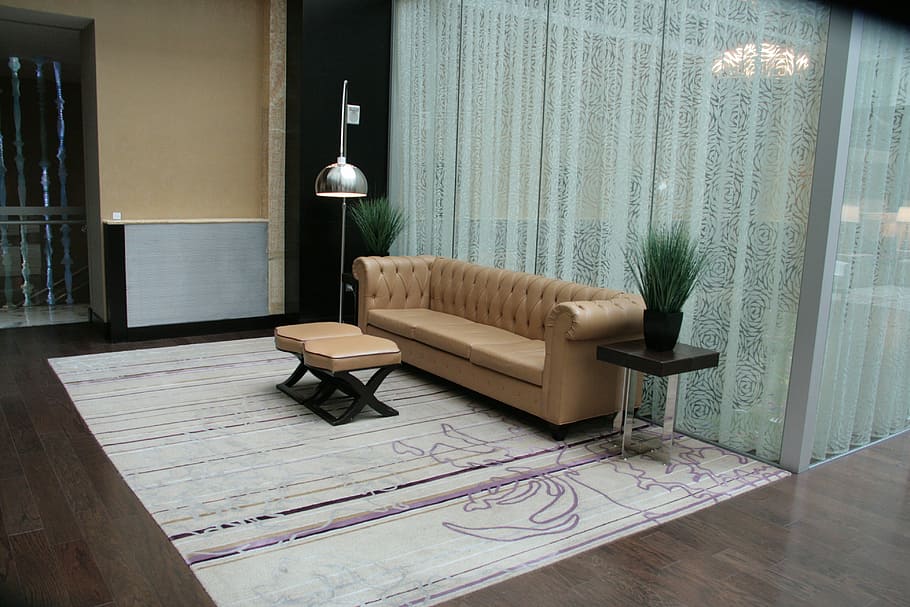 marró, sofà chesterfield de cuir, frontal, taula de cafè, sofà, obert, arquitectura, il·luminació, pura, cortines, relaxació, reunió, plaer, estil, fons, llum, mobles, a l'interior, interior de casa, habitació domèstica, sòls, interior de l'aparador, material de fusta, cadira, seient, terres de fusta dura, cap gent, fusta, casa, equips d’il·luminació, finestra, taula, cortina, sala d'estar, absència, porta, llum elèctrica, modern, luxe, 4K
