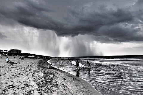 tordenvejr, skyer, storm skyer, regn, storm, vejr, himmel, natur, mørke skyer, truende, skybrud, vejrstemning, landskab, dyster, himlen humør, winder stimmung, strand, hav, humør, skyer form, dramatiske skyer, belysning, vand, sky - himmel, jord, skønhed i naturen, scenics - natur, magt i naturen, dag, bevægelse, mennesker, strøm, rejsemål, miljø, storm sky, udendørs, ildevarslende, 5K, CC0, offentligt domæne, royaltyfrie