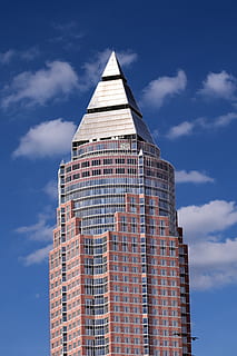 grattacielo, costruzione, architettura, facciata, città, alto, edificio per uffici, edificio commerciale, cielo, nuvole, finestra, moderno, architettura moderna, Francoforte sul Meno Germania principale, facciata della casa, Torre, nuvola - cielo, esterno dell'edificio, struttura costruita, edificio per uffici esterno, Inquadratura dal basso, alto - alto, giorno, nessuno, ufficio, natura, all'aperto, luce del sole, riflessione, guglia, 5K, CC0, dominio pubblico, privo di copyright