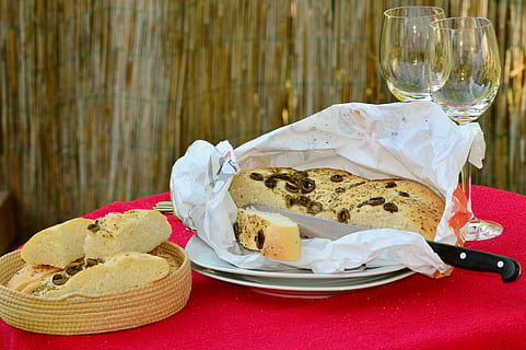 Fladenbrot, Brot, Olivenbrot, backen, gebacken, Mittelmeer, Backwaren, Teig, Bäckerei, Grill, Garten, Essen und Trinken, Lebensmittel, Glas, Tabelle, Teller, fertig für den Verzehr, Haushaltsausstattung, Frische, Trinkglas, Weinglas, Serviette, Erfrischung, keine Leute, Kuchen, drinnen, Snack, Getränk, Süßes Essen, Genuss, Mahlzeit, Versuchung, Geschirr, Abendessen, 4K, CC0, gemeinfrei, lizenzfrei