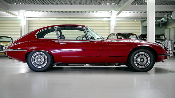 klassisch, rot, Coupe, geparkt, Autos, Auto, Jaguar, e-Typ, Fahrzeug, retro, Stil, Transport, Metall, Automobil, Motor-, Design, alt, Chrom, Maschine, Geschwindigkeit, glänzend, Jahrgang, stilvoll, Rennen, Luxus, Fahrt, Antiquität, Sport, historisch, Cabrio, Nostalgie, Roadster, Transportmittel, Kraftfahrzeug, drinnen, Landfahrzeug, Retro-Stil, Sammlerauto, Industrie, Verkauf, Sportwagen, Bodenbelag, beleuchtet, keine Leute, Lichtanlage, Automobilindustrie, silberfarben, 5K, CC0, gemeinfrei, lizenzfrei
