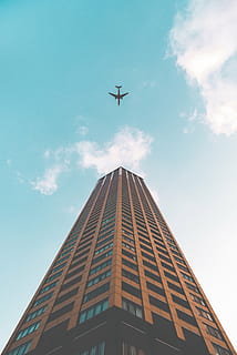 avion, architecture, bâtiment, des nuages, lumière du jour, futuriste, haute, lumière, tir faible angle, moderne, en plein air, ciel, gratte ciel, La technologie, la tour, Voyage, la fenêtre, faible angle de vue, véhicule aérien, en volant, structure construite, extérieur du bâtiment, transport, grand - haut, mode de transport, la nature, nuage - ciel, personne, journée, extérieur d'immeuble de bureaux, industrie aérospaciale, directement en dessous, 5K, CC0, domaine public, libre de droits