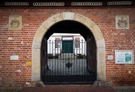 entrada, arcada, objectiu, paret, arc, vell, arquitectura, edifici, mirant, portal, pedra, ferro forjat, paret de maó, maó, estructura construïda, exterior de l'edifici, cap gent, funció de construcció de parets, dia, porta, vermell, finestra, text, comunicació, tancat, a l'aire lliure, seguretat, arquejat, 4K, CC0, domini públic, lliure de regalies