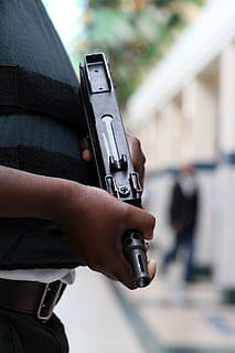 selettivo, foto di messa a fuoco, persona, detenzione, SMG, agente, armato, armatura, automatico, nero, corpo, guardia del corpo, capo, proiettile, vicino, combattere, crimine, penale, difesa, difendere, arma, gangster, guardia, custode, pistola, bandito, investigatore, muscoloso, uccisore, macchina, mitragliatrice, maschio, uomini, militare, ufficiale, persone, polizia, potente, privato, prova, proteggere, protezione, sicurezza, soldato, sorveglianza, terrorismo, terrorista, uzi, vip, guardiano, concentrarsi sulle conoscenze acquisite, giorno, persone reali, una persona, mano umana, mano, comunicazione, tecnologia, governo, parte del corpo umano, legge, uniforme, all'aperto, 2K, CC0, dominio pubblico, privo di copyright