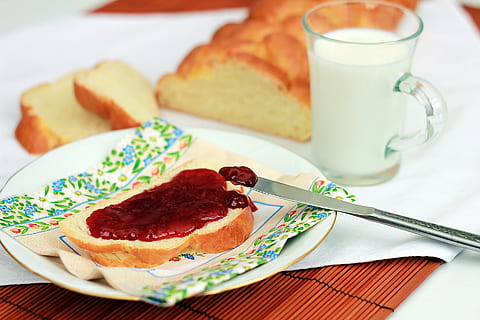 skiveskåret, brød, marmelade, plade, morgenmad, scones, mælk, mad, gourmet, konserves, måltid, dessert, hjemmelavet, snack, friskhed, rød, bord, mad og drikke, drikke, spise redskaber, køkkenredskaber, ske, sødt mad, frugt, forfriskning, bagt, mejeriprodukt, sund kost, ingen mennesker, kop, bagt konditorivarer, fransk mad, porcelæn, 1080P, CC0, offentligt domæne, royaltyfrie