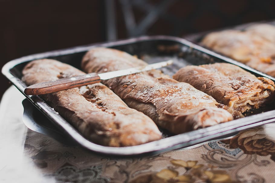 pa a la safata, al forn, pa, safata, ciabatta, ganivet, rural, poma, pastís, història, taula, cuina, cuinar, pastisseria, cocció, enfornar, menjar, menjar i beguda, frescor, cap gent, primer pla, llest per menjar, estri de cuina, a l'interior, carn, enfocament selectiu, alimentació saludable, natura morta, vista d’angle alt, indulgència, contenidor, utensili per menjar, temptació, calor - temperatura, centrar-se en primer pla, 4K