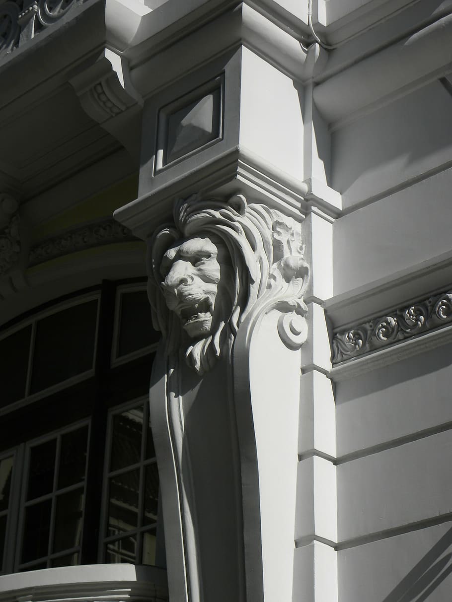 arquitectura, finestra, estructura, edifici, pilastres, maçoneria, detall, estructura construïda, vista d’angle baix, exterior de l'edifici, cap gent, escultura, art i artesania, representació, dia, representació humana, estàtua, artesania, creativitat, talla - producte artesanal, a l'aire lliure, semblança masculina, naturalesa, història, ornamentat, 4K