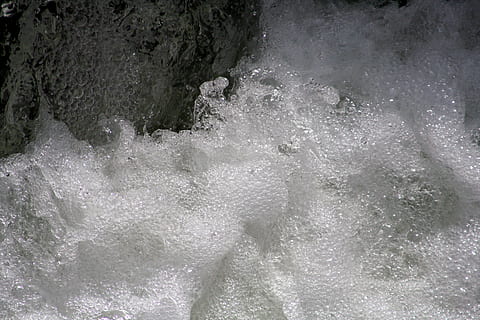 Wasser, fallen, sperren, Fluss, Whirlpool, Schaum, Natur, Bewegung, keine Leute, Meer, Sport, Schönheit in der Natur, Tag, plantschen, Wassersport, Rock, Rock - Objekt, draußen, solide, Ufergegend, High Angle View, Bewegungsunschärfe, Welle, weiße Farbe, Kraft in der Natur, fließendes Wasser, brechen, fließend, 2K, CC0, gemeinfrei, lizenzfrei