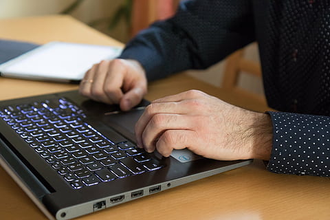 pessoa, usando, Preto, notebook, computador, mãos, trabalhos, teclado, o negócio, computador portátil, masculino, tech, mão, trabalhar no computador, Internet, tecnologia, uma pessoa, dentro de casa, um homem só, apenas adultos, adulto, fechar-se, habilidade, mão humana, comunicação, tecnologia sem fio, conexão, mesa, sentado, equipamentos de informática, parte do corpo humano, usando laptop, homens, teclado de computador, digitando, 5K, CC0, domínio público, royalty free