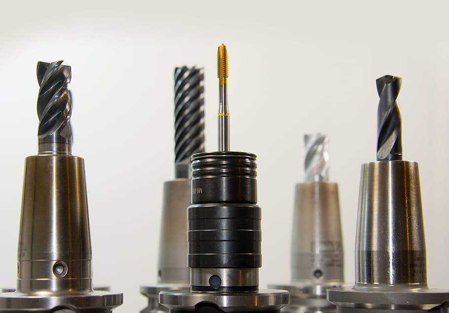 cinc broques, aixetes, fil, trepant, fresat, fresadora, perforació, eina, metall, treballar amb metalls, indústria, cnc, al seu torn, màquina, màquina CNC, fabricació, torn, zerspahnen, construcció de metalls, cap de perforació, ingenieurwesen, arrodoniment, mecànica, tecnologia, zerspanung, equipament, acer, eina de treball, tir de l'estudi, negocis, cap gent, a l'interior, fons blanc, grup d'objectes, primer pla, grup, elecció, creativitat, natura morta, variació, oficina, èxit, en fila, ploma estilogràfica, color plata, 5K