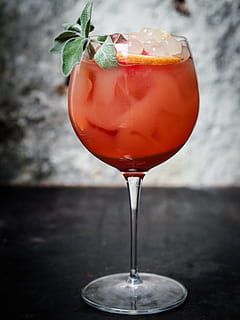 nærbilde, bilde, vinglass, fylt, rød, væske, juice, blader, presentasjon, is, glass, drikkevarer, drikke, kald, alkohol, cocktail, forfriskning, drikkeglass, ingen folk, mat og Drikke, mynteblad - kulinarisk, mat, friskhet, klar til å spise, kaldtemperatur, husholdningsutstyr, fokusere på forgrunnen, stilleben, blad, frukt, bord, urt, garnityr, 4K, CC0, offentlig domene, opphavsrett gratis