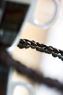 Kaffeebohnen, Kaffee, Bohnen, Aroma, getränke, braun, Cafe, Lebensmittel, Ernährung, geröstet, Stimulans, Koffein, Braten, köstlich, selektiver Fokus, Nahansicht, keine Leute, Stillleben, Metall, Fokus auf den Vordergrund, Kette, drinnen, High Angle View, schwarze Farbe, Tag, Essen und Trinken, Verbindung, Stärke, Tabelle, Erfrischung, Detail, Kaffee trinken, persönliches Accessoire, 2K, CC0, gemeinfrei, lizenzfrei