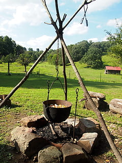Feu, feu de camp, rustique, bois de chauffage, la nature, camp, chaleur, cuisine, camping, pot, chaudron, rural, arbre, nuage - ciel, ciel, agriculture, journée, personne, plante, herbe, terre, couleur verte, champ, croissance, paysage, pendaison, métal, en plein air, environnement, eau, beauté dans la nature, bien, 4K, CC0, domaine public, libre de droits