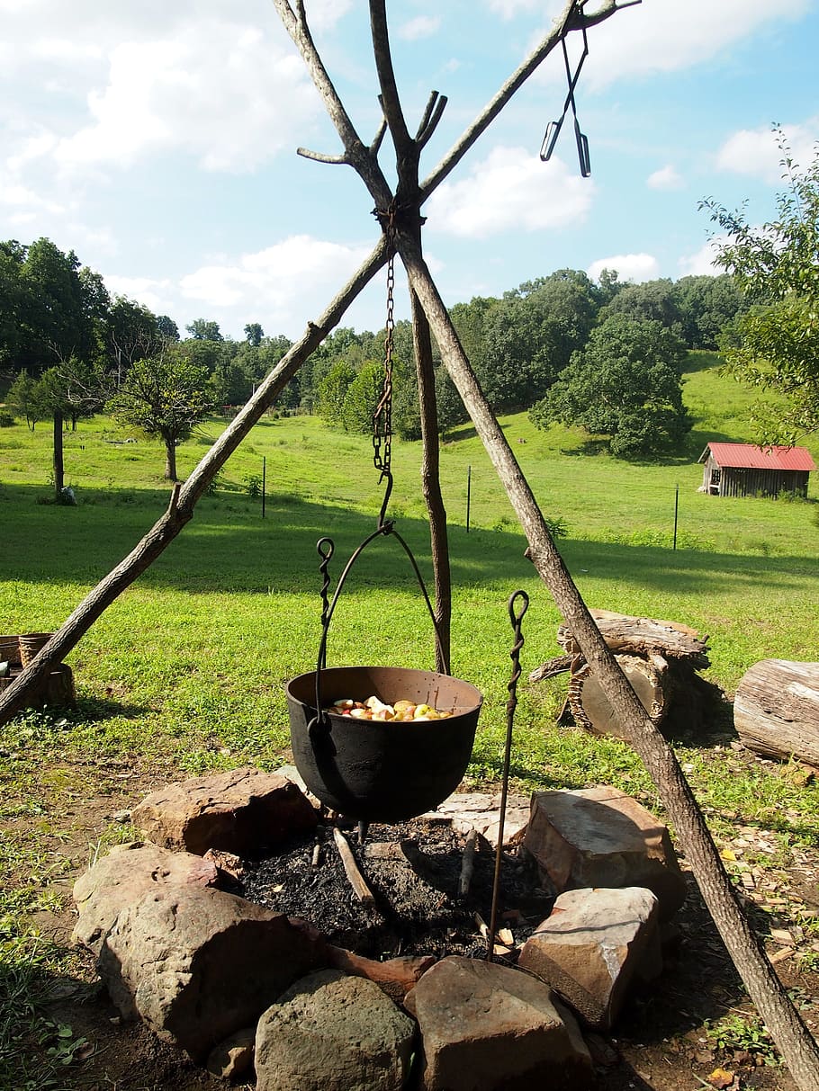foc, foguera, rústic, llenya, naturalesa, campament, calor, cuinar, olla, caldero, rural, arbre, núvol - cel, cel, agricultura, dia, cap gent, planta, herba, terra, color verd, camp, creixement, paisatge, penjant, metall, a l'aire lliure, medi ambient, aigua, bellesa a la natura, bé, 4K