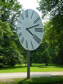 Uhr, Zeit, Zeitangabe, Pflanze, Baum, grüne Farbe, Natur, Tag, Gras, keine Leute, Wachstum, Instrument der Zeit, draußen, Nummer, gestalten, Richtigkeit, Land, runden, Park, Feld, Geometrische Figur, Ziffernblatt, Minutenzeiger, 2K, CC0, gemeinfrei, lizenzfrei