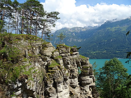 Rock, Berge, Klippen, Baum, Kiefer, Rock Edge, See, alpin, Wolken, Aussicht, wunderschönen, Panorama, Steine, steigen, Steinwand, Natur, Stimmung, Wanderung, Bergsteigen, Standpunkt, Himmel, Landschaft, Wandern, entfernt, Berg, szenen, Rock - Objekt, draußen, Wasser, Cliff, Sommer-, Gebirge, Reiseorte, keine Leute, grüne Farbe, Tag, Schönheit in der Natur, Szenen - Natur, Pflanze, wolke - himmel, ruhige Szene, Ruhe, Nicht-städtische Szene, Wachstum, Umgebung, idyllisch, Formation, Gipfel, 5K, CC0, gemeinfrei, lizenzfrei