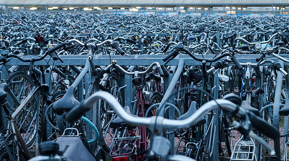 terrain de bicyclette, garé, de plein air, terrain de stationnement, jour, vélo, parking, encore, articles, des choses, les vélos, dans une rangée, grand groupe d'objets, transport, abondance, complexité, sport, industrie, La technologie, à l'intérieur, métal, mode de transport, véhicule terrestre, Stationnaire, mise au point sélective, personne, ville, en plein air, affaires, architecture, Sécurité, lien, journée, la nature, roue, 4K, CC0, domaine public, libre de droits