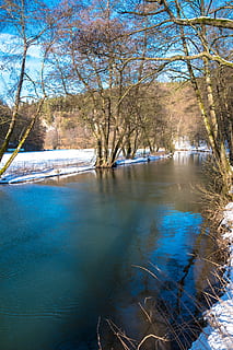 acque, natura, albero, riflessione, paesaggio, cielo, inverno, lago, Schönwetter, freddo, la neve, sole, ghiacciato, brina, umore invernale, sole pomeridiano, acqua, pianta, albero nudo, la tranquillità, scenics - natura, bellezza nella natura, scena tranquilla, nessuno, giorno, temperatura fredda, scena non urbana, terra, all'aperto, acqua corrente, 5K, CC0, dominio pubblico, privo di copyright