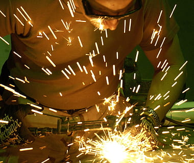 hombre usando soldador, construcción, obrero, antorcha, corte, sitio, edificio, labor, equipo, trabajando, casco de seguridad, casco, construir, hombre, masculino, trabajo, tarea, ardiente, metal, movimiento borroso, movimiento, moscas, ocupación, calor - temperatura, fuego, industria, ropa de trabajo protectora, iluminado, gente real, una persona, larga exposición, hombres, fuego - fenómeno natural, proteccion, adentro, naturaleza, soldadura, 1080P, CC0, dominio público, libre de derechos