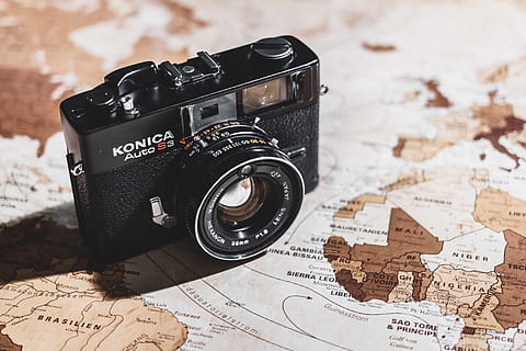 negro, cámara réflex konica, mapa, cámara konica, auto, cámara, superficie, konica, fotografía, len, camara - equipo fotografico, anticuado, antiguo, estilo retro, equipo, temas de fotografia, solo objeto, obsoleto, viaje, lente - instrumento óptico, sucio, nadie, tecnología, equipo fotográfico, lente - ojo, actividad, adentro, texto, de cerca, centrarse en primer plano, naturaleza muerta, escritura occidental, cámara digital, mapa del mundo, 5K, CC0, dominio público, libre de derechos