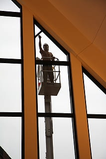 vindue, vinduespudser, ren, renere, glas, vaskemaskine, vask, arbejder, beskæftigelse, tørre, sugefod, rene vinduer, vindueskive, mennesker, lav vinkel visning, arkitektur, bygget struktur, en person, dag, herrer, rigtige mennesker, udendørs, glas - materiale, byggebranchen, industri, byggeplads, bygning, silhuet, stige, 4K, CC0, offentligt domæne, royaltyfrie