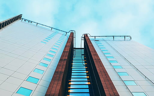 niedrig, Winkel Fotografie, hoch, Gebäude erheben, braun, grau, erhebt euch, Gebäude, Blau, Himmel, Wolken, die Architektur, Fenster, Geschäft, modern, Flachwinkelansicht, Großunternehmen, Schwimmbad, Tag, keine Leute, Stadt, draußen, gebaute Struktur, Gebäudehülle, Bürogebäude außen, Büro, wolke - himmel, Wolkenkratzer, Natur, Glas - Material, große Höhe, Reflexion, direkt darunter, 2K, CC0, gemeinfrei, lizenzfrei