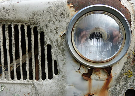 frontal, Morro, fyrtårn, gammel, rusten, bil, renault f4, metal, tæt på, dag, ingen mennesker, cirkel, geometrisk form, form, smuds, snavset, udendørs, afspejling, beskadiget, forlygte, våd, kørt ned, spildevand, tekst, direkte over, natur, 4K, CC0, offentligt domæne, royaltyfrie