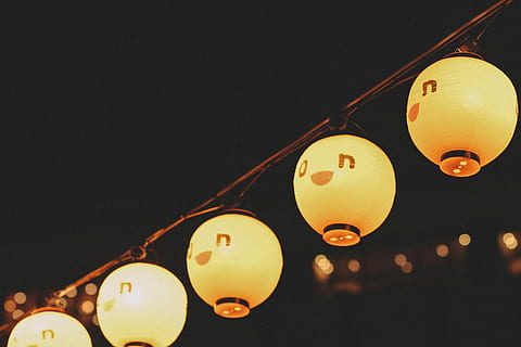 las luces, encendido, cinco, colgando, linternas, luces, linterna, cable, noche, oscuro, iluminado, equipo de iluminación, celebracion, vista de ángulo bajo, decoración, nadie, linterna china, festival de linternas chinas, año Nuevo Chino, Festival tradicional, vacaciones, festival, color naranja, en una fila, fondo negro, 5K, CC0, dominio público, libre de derechos