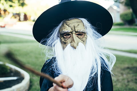 person, iført, heksedragt, heksemask, guiden, skæg, hat, tryllestav, kostume, en person, rigtige mennesker, forfra, dag, fritidsaktivitet, fokus på forgrunden, portræt, livsstil, hår, fest, Kvinder, langt hår, tøj, taljen op, hovedskud, udendørs, frisure, stående, natur, 5K, CC0, offentligt domæne, royaltyfrie