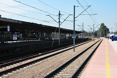 Zugplattform, Bahnhof, Zug, Plattform, Transport, Eisenbahn, Reise, Spur, Schiene, Lokomotive, Abfahrt, Bahngleis, Bahnsteig, Schienenverkehr, Eisenbahnstation, öffentliche Verkehrsmittel, Transportmittel, Himmel, Natur, Kabel, zufällige Menschen, die Architektur, Tag, gebaute Struktur, Elektrizität, Sonnenlicht, Stromleitung, draußen, Netzteil, warten, 2K, CC0, gemeinfrei, lizenzfrei