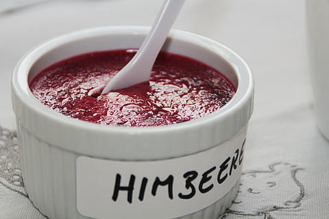 jam, verspreiding, maakte een, jampotten, ontbijt, fruit, bessen, frambozen, zoet, fabriek, natuur, voedsel, toetje, eten en drinken, verfrissing, gezond eten, binnenshuis, drinken, welzijn, detailopname, zuivel product, studio opname, gezonde levensstijl, versheid, geen mensen, focus op de voorgrond, huishoudspullen, water, beweging, zoet eten, verleiding, vloeiende, 5K, CC0, publiek domein, royaltyvrij
