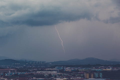 udara, foto, petir, tinggi, bangunan bertingkat, guntur, pertengahan, berawan, langit, badai, awan, gelap, kota, urban, gunung, pemandangan, tidak ada orang, cuaca, di luar rumah, keindahan di alam, struktur yang dibangun, alam, Arsitektur, eksterior bangunan, awan - langit, hujan badai, Cityscape, kekuatan di alam, bangunan, distrik perumahan, awan badai, kekuasaan, pemandangan kota, 2K