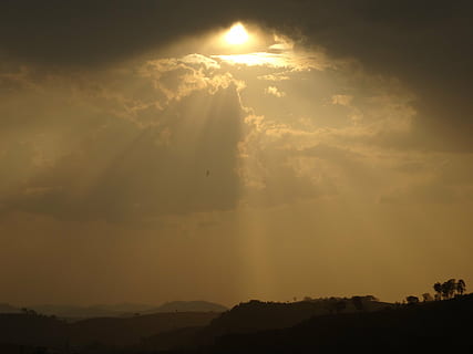 posta de sol, eventide, núvols, horitzó, paisatge, cel, núvol - cel, bellesa a la natura, escenics - natura, tranquil·litat, cap gent, escena tranquil·la, naturalesa, idíl·lic, sol, muntanya, silueta, vista d’angle baix, color taronja, raig de sol, llum solar, a l'aire lliure, escena no urbana, majestuós, 4K, CC0, domini públic, lliure de regalies