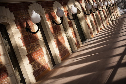 lampe, maison, interne, architecture, structure construite, ombre, personne, matériel d'éclairage, faible angle de vue, lumière du soleil, bâtiment, dans une rangée, illuminé, grand groupe d'objets, journée, à l'intérieur, plafond, inclinaison, la nature, pendaison, ville, 1080P, CC0, domaine public, libre de droits