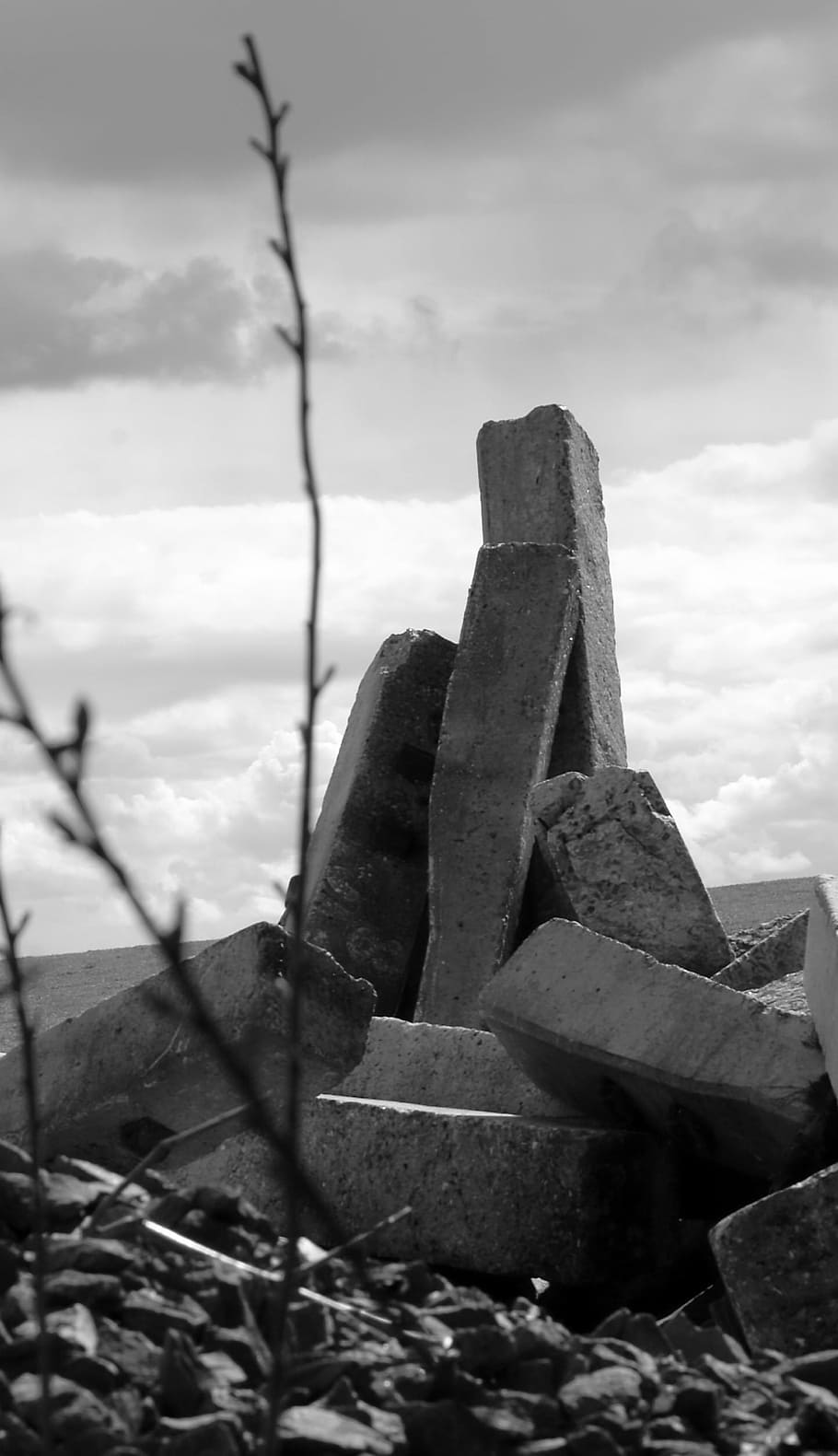 destrucció, devastació, paisatge, demolició, contrast, blanc i negre, pedres, núvol - cel, cel, naturalesa, cap gent, terra, metall, espatllat, a l'aire lliure, dia, abandonat, deteriorament, història, declivi, aixafar, primer pla, vell, sòlid, obsoleta, camp, rovellat, arruïnat, 1080P