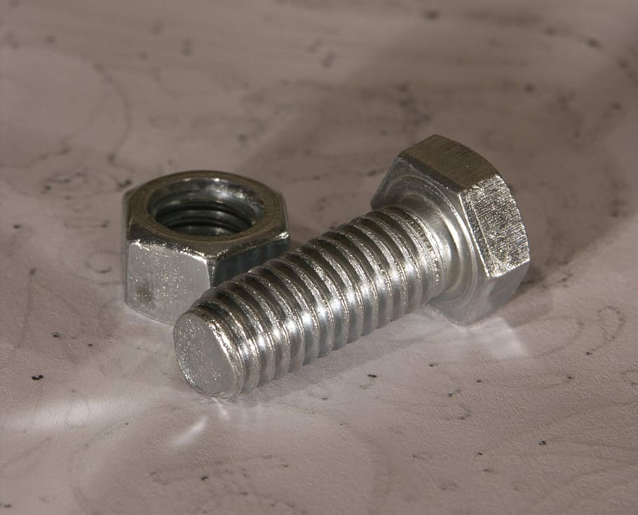 nou, pern, roscat, cargol, maquinari, metàl·lic, color plata, metall, plata - metall, cap gent, brillant, femella - sostenidor, primer pla, a l'interior, vista d’angle alt, dos objectes, natura morta, centrar-se en primer pla, força, eina de treball, equipament, industria de la construcció, Eina de mà, sol objecte, senzillesa, aliatge, acer, 1080P
