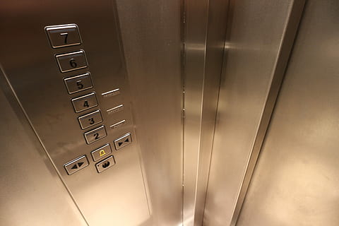 rustfrit stål elevator, rustfrit stål, elevator, op og ned, løfte op, kontrollere, nøgler, operation, høj, ned, stige, teknologi, meddelelse, indendørs, ingen mennesker, tæt på, dag, nummer, metal, bekvemmelighed, forretning, forbindelse, telefon, organisation, sikkerhed, kontor, brev, trykknap, enkelhed, tilgængelighed, sølvfarvet, tastatur, 5K, CC0, offentligt domæne, royaltyfrie