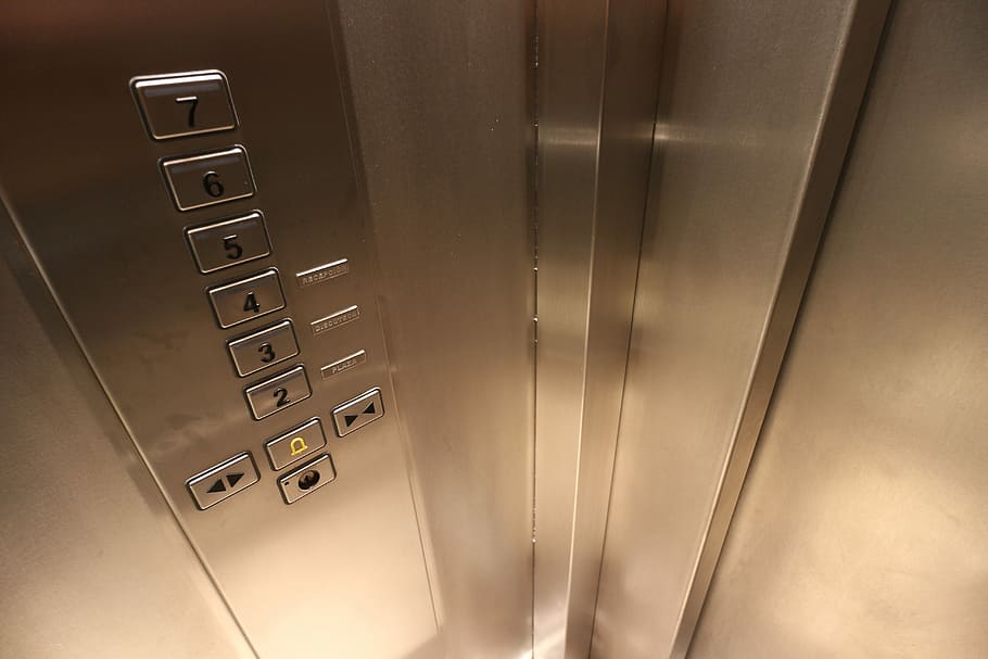 ascensor d'acer inoxidable, acer inoxidable, ascensor, amunt i avall, control, claus, operació, alt, baixar, pujar, tecnologia, comunicació, a l'interior, cap gent, primer pla, dia, nombre, metall, comoditat, negocis, connexió, telèfon, organització, seguretat, oficina, carta, polsador, senzillesa, accessibilitat, color plata, teclat, 5K