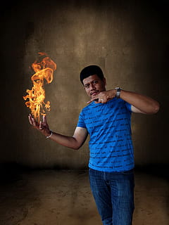 fuoco, fiamme, luce, la luce, uomini, una persona, persone, fuoco - fenomeno naturale, maschi, fiamma, adulto, etnia caucasica, calore - temperatura, solo un uomo, Solo uomini, solo adulti, abbigliamento casual, ardente, in casa, in piedi, guardando la fotocamera, tre quarti, girato in studio, ritratto, detenzione, jeans, metà adulto, vista frontale, braccia alzate, arto umano, sfondo nero, braccio umano, 4K, CC0, dominio pubblico, privo di copyright