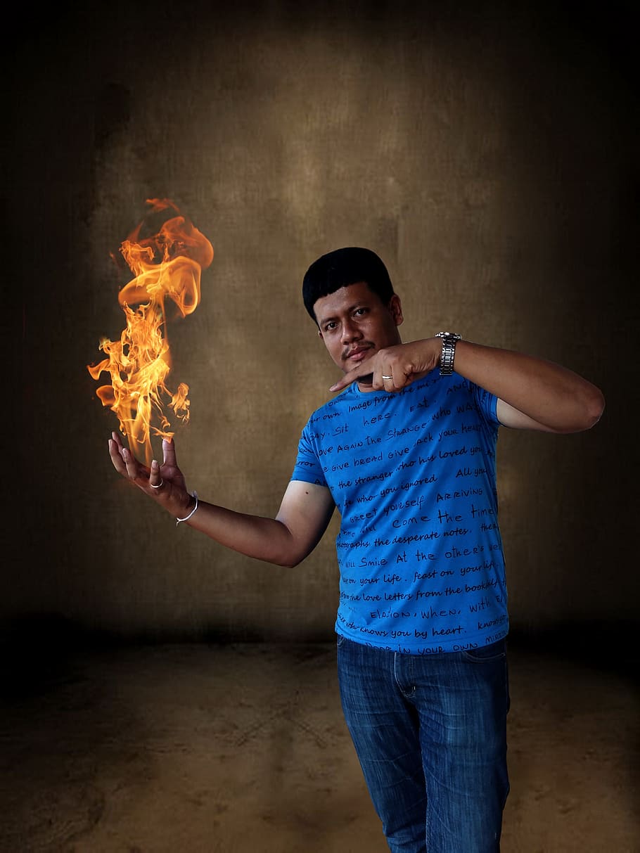 fuoco, fiamme, luce, la luce, uomini, una persona, persone, fuoco - fenomeno naturale, maschi, fiamma, adulto, etnia caucasica, calore - temperatura, solo un uomo, Solo uomini, solo adulti, abbigliamento casual, ardente, in casa, in piedi, guardando la fotocamera, tre quarti, girato in studio, ritratto, detenzione, jeans, metà adulto, vista frontale, braccia alzate, arto umano, sfondo nero, braccio umano, 4K