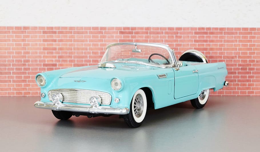 model de cotxe, ford, ford thunderbird, automàtic, vell, cotxe de joguina, EUA, Amèrica, model, diorama, convertible, clàssic, oldtimer, automoció, sol objecte, passat de moda, paret de maó, estil retro, infància, cotxe, transport, cap gent, dia, a l'aire lliure, automòbil, manera de transport, cotxe d'època, cotxe de col·leccionista, vermell, vehicle terrestre, metall, arquitectura, paret, maó, nostàlgia, viatjar, el passat, antiguitat, color plata, crom, luxe, 4K