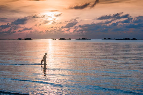 aigua, posta de sol, alba, reflexió, mar, vespre, sol, platja, estiu, a l'aire lliure, phu quoc, cel, núvol - cel, bellesa a la natura, escenics - natura, tranquil·litat, vaixell nàutic, escena tranquil·la, naturalesa, transport, idíl·lic, terra, color taronja, veler, 5K, CC0, domini públic, lliure de regalies