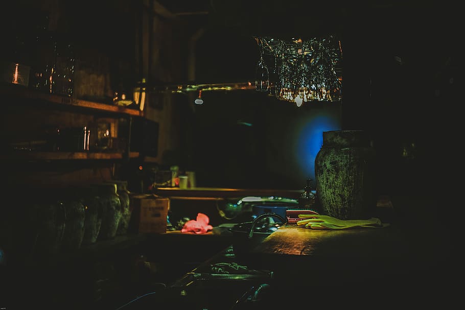 virou, lampada pendurada, vaso, estante, verde, ao lado, luvas, mesa, Sombrio, noite, sala, cozinha, decoração, iluminado, ninguém, arquitetura, frescura, estrutura construída, equipamento de iluminação, plantar, comida e bebida, cidade, restaurante, exterior do edifício, natureza, flor, o negócio, ao ar livre, escolha, vidro, 5K