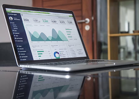 Laptop-Computer, Tabelle, Laptop, MacBook, Reflexion, Technologie, Computer, Kommunikation, Informationsmedium, keine Leute, kabellose Technologie, drinnen, Tag, Nahansicht, die Medien, Text, Verbindung, Bildschirm, Nummer, westliche Schrift, Geschäft, Daten, digitale Tablette, Beratung, Papier-, Finanzen, Speisekarte, 1080P, CC0, gemeinfrei, lizenzfrei